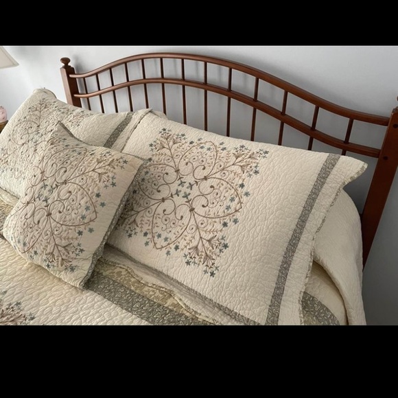 Home Classics Queen Quilt With Shams & Accent Pillow - Picture 5 of 11
